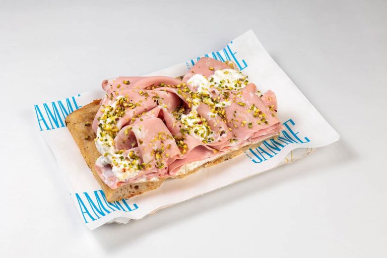 Pizza mortadella, burrata e pistacchio